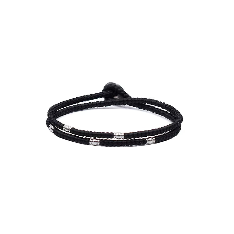 צמיד קלוע שחור עם חרוזי כסף - סגנון ספורטיבי